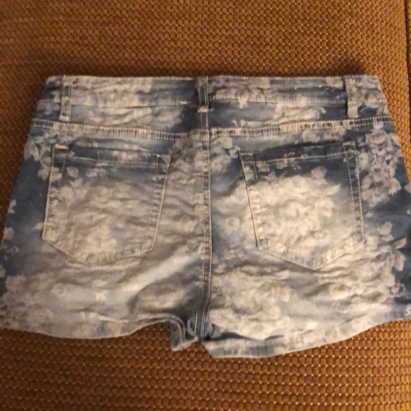 Candies Floral Jean Shorts - Picture 3 of 3